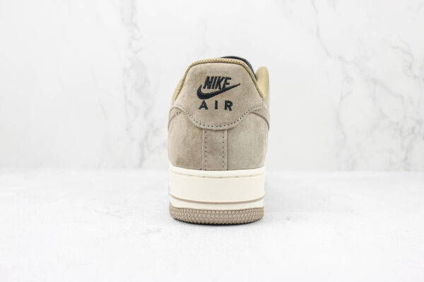 Tênis Nike Air Force 1 - marrom e preto - Image 4