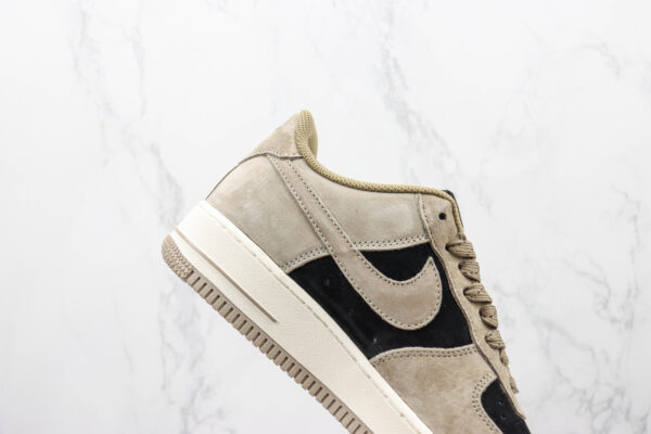 Tênis Nike Air Force 1 - marrom e preto - Image 5